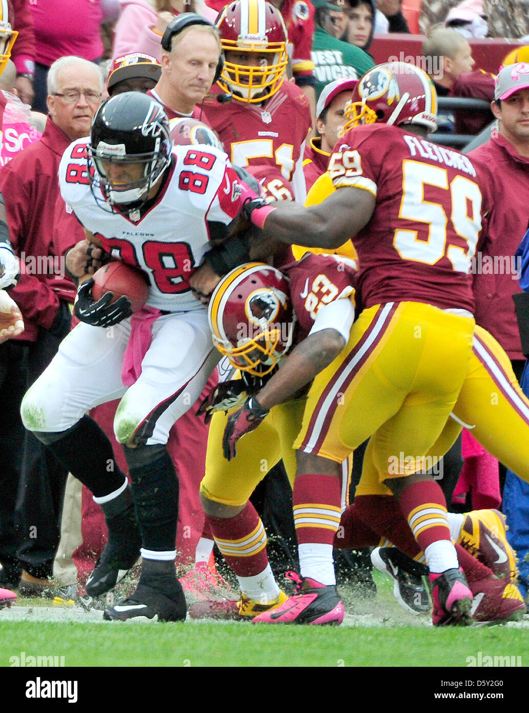 Atlanta Falcons tight end Tony Gonzalez (88) est poussé hors des limites par Washington Redskins DeAngelo Hall évoluait (23) et de linebacker London Fletcher (59) au premier trimestre de l'action au FedEx Field à Landover, Maryland le dimanche, 7 octobre 2012..Credit : Ron Sachs / CNP Banque D'Images