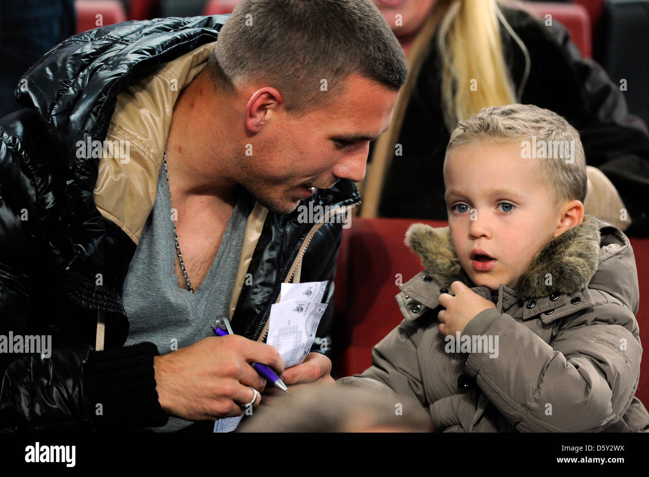 L'ancien joueur de Cologne Lukas Podolski et son fils Louis assister au 2e match de Bundesliga devision entre 1. FC Cologne et SG Dynamo Dresden au stade RheinEnergieStadion à Cologne, Allemagne, 08 octobre 2012. Photo : Marius Becker Banque D'Images