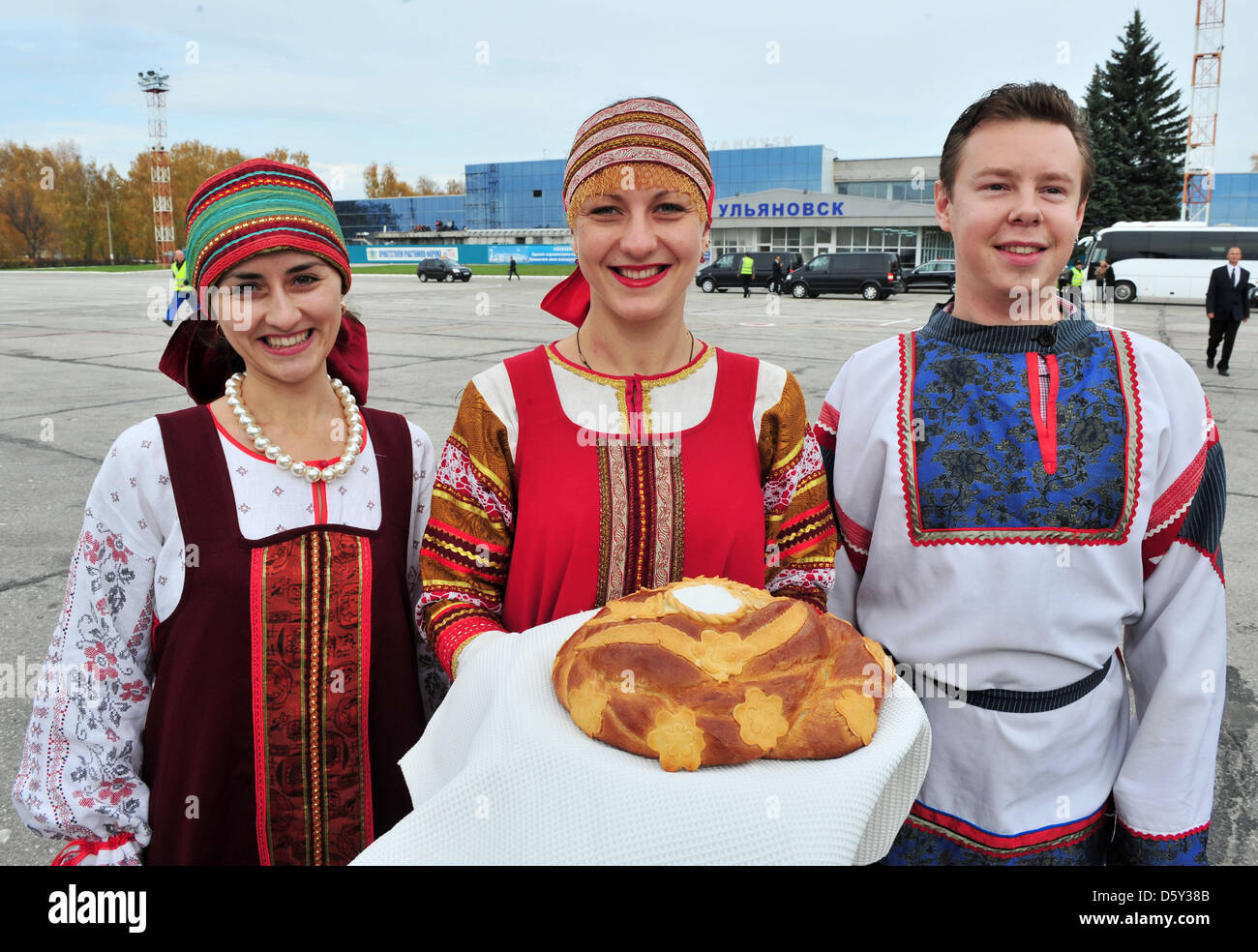 Christine Lieberknecht Thuringe's Premier (R) est accueilli avec le pain et le sel à l'aéroport à Oulianovsk (Allemagne, 09 octobre 2012. Le Premier ministre Lieberknecht Thuringe Oulianovsk et visite à Moscou avec plus de 50 gestionnaires de Thuringe jusqu'au 12 octobre. Photo : Martin Schutt Banque D'Images