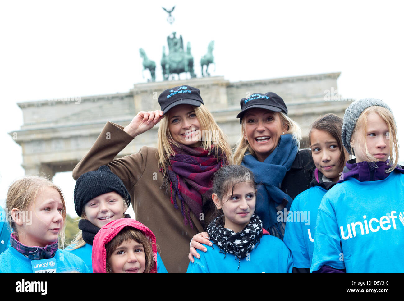 Ambassadeurs de l'UNICEF Eva Padberg (L) et Sabine Christiansen posent avec les enfants devant la porte de Brandebourg à l'occasion de la première "Journée internationale de la Fille' à Berlin, Allemagne, 10 octobre 2012. La Journée des filles prend en charge plus de possibilités pour les filles, et accroît la sensibilisation des inégalités auxquelles sont confrontés les jeunes filles dans le monde en fonction de leur sexe. Photo : Joerg Carstensen Banque D'Images