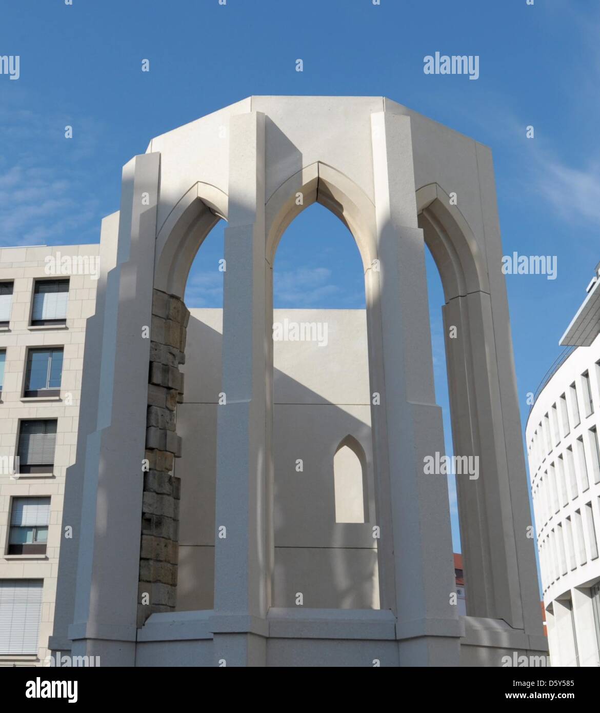 Les premiers contours de l'église Sainte-Sophie memorial sont visibles à Postplatz à Dresde, Allemagne, 12 octobre 2012. La ruine de l'église a été démolie en 1963 après qu'il a été fortement endommagée pendant la Seconde Guerre mondiale. Les contours de l'ancienne chapelle Busmann sera reconstruit jusqu'en 2013. Photo : Matthias Hiekel Banque D'Images