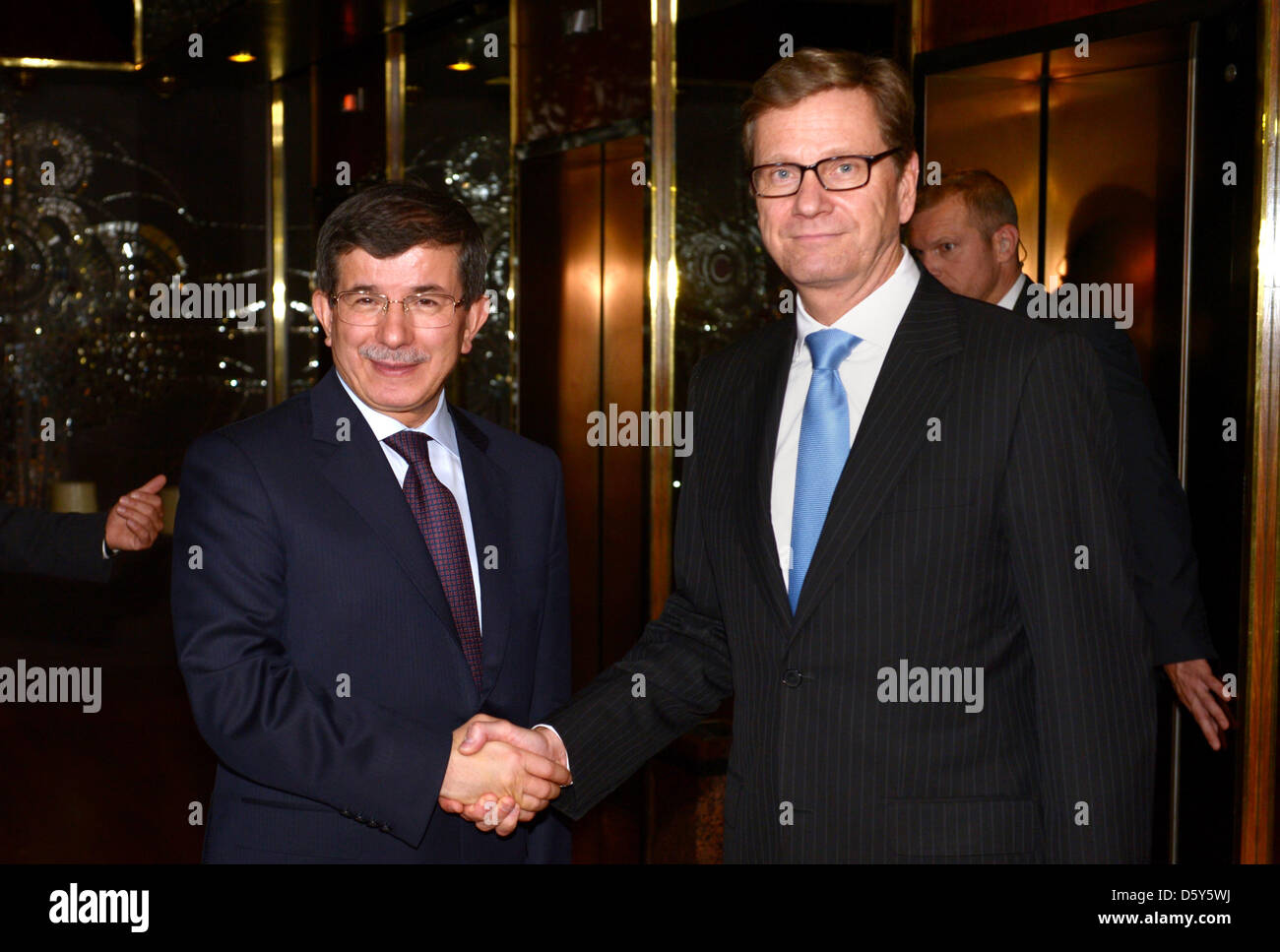Le ministre des Affaires étrangères allemand Guido Westerwelle (R) rencontre son collègue turc Ahmet Davutoglu à Istanbul, Turquie, 13 octobre 2012. Photo : RAINER JENSEN Banque D'Images