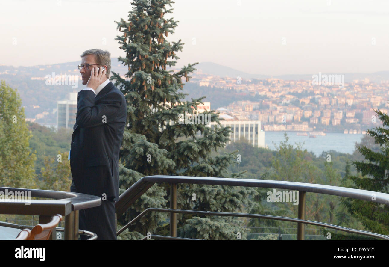 Le ministre des Affaires étrangères allemand Guido Westerwelle utilise son téléphone sur la terrasse d'un hotel à Istanbul, Turquie, 13 octobre 2012. Photo : Rainer Jensen Banque D'Images