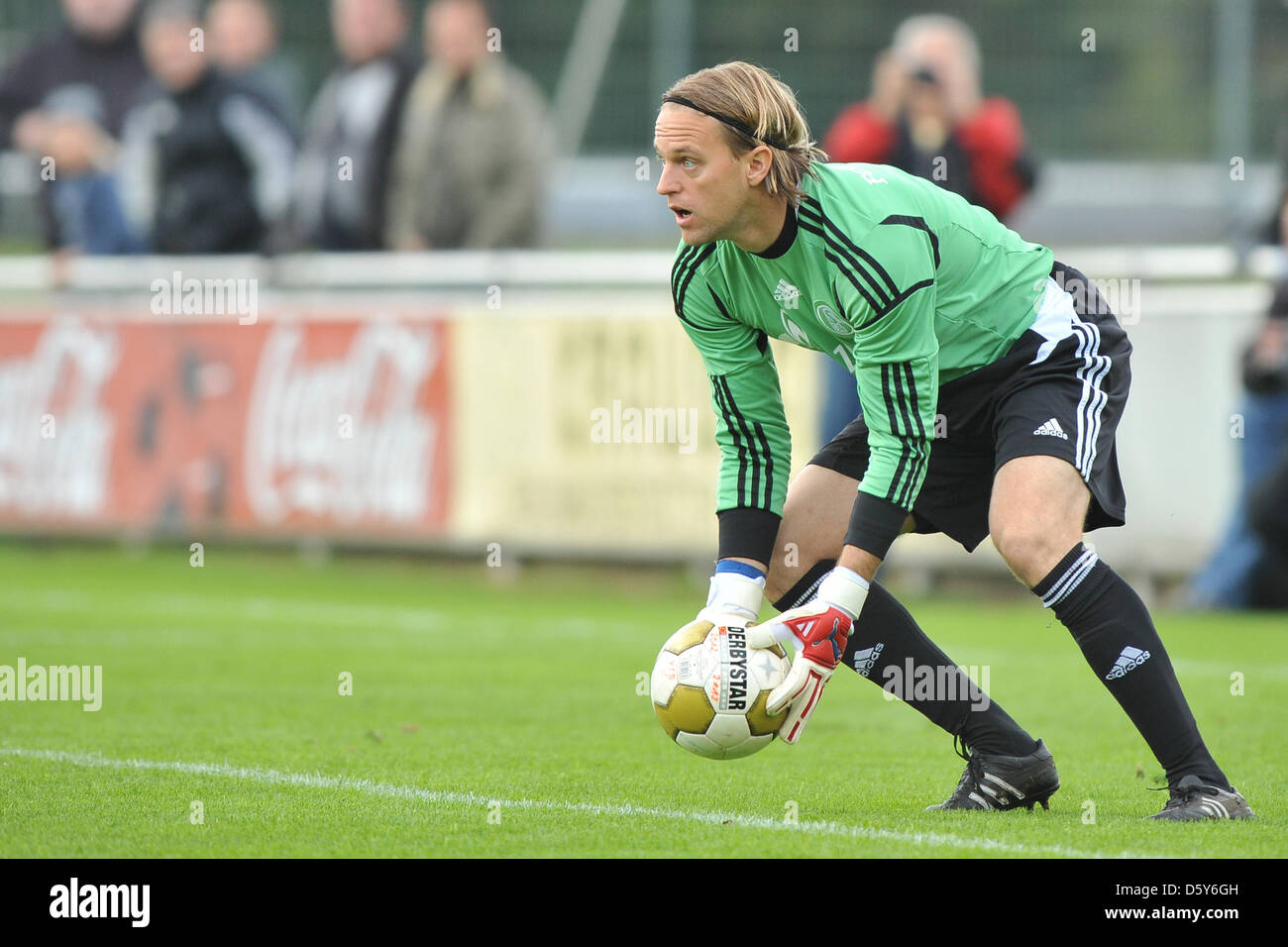 Le gardien de Schalke Timo Hildebrand arrête la balle pendant le match de championnat régional VfB Huels vs Schalke 04 II à l'espace sportif Badeweiher à Marl, Allemagne, 13 octobre 2012. Photo : Revierfoto Banque D'Images