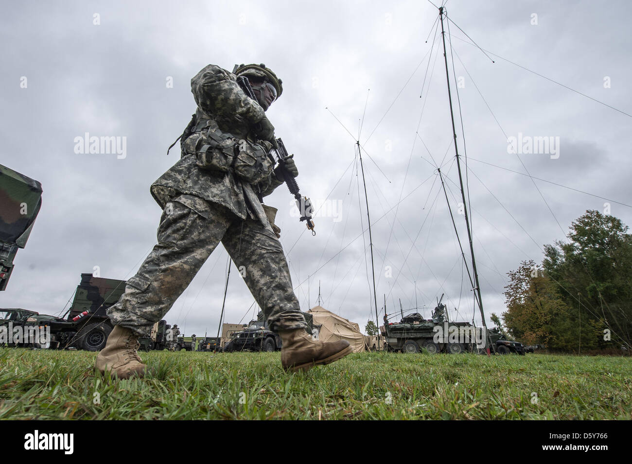 Un soldat américain se trouve dans Kleinfalz près de la zone d'entraînement militaire Grafenwoehr, Allemagne, 15 octobre 2012. À la place d'armes et Grafenwoehr Hohenfels, le plus grand exercice militaire depuis 1989. L'exercice 'Saber Junction' se déroule jusqu'au 30 octobre. Photo : ARMIN WEIGEL Banque D'Images