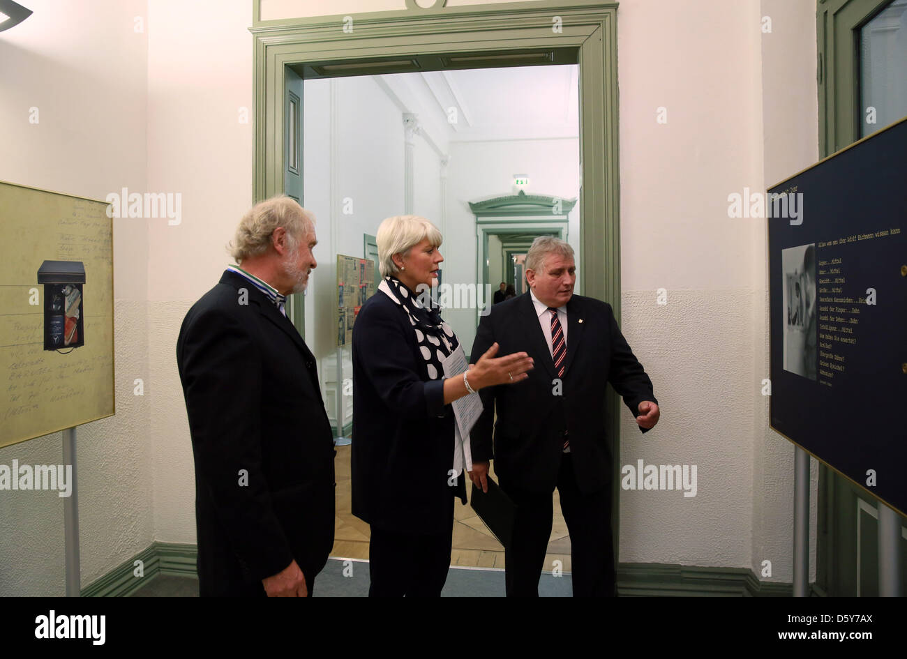 Le procureur général Heribert Ostendorf (l-r), le président de la haute cour d'État de Schleswig-Holstein, Uta Foelster et le président de l'état le parlement du Schleswig-Holstein, Klaus Schlie, promenade à travers les chambres d'une exposition sur "le procès Eichmann à Jérusalem" à la cour d'état dans la région de Schleswig, Allemagne, 15 octobre 2012. Schleswig est la deuxième place en Allemagne où Banque D'Images