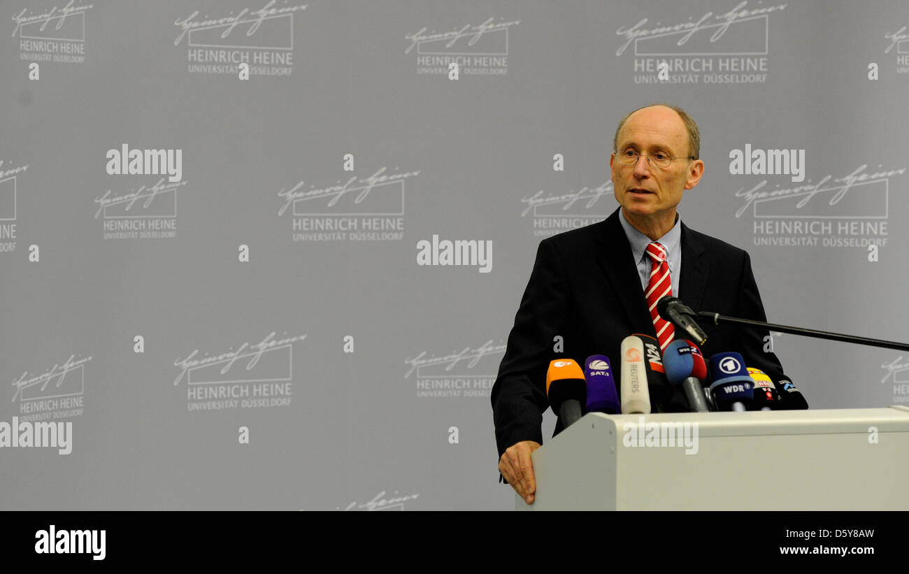 Doyen de l'université Heinrich Heine Michael Piper donne une conférence sur la touche c à Duesseldorf, Allemagne, 17 octobre 2012. Le comité de promotion de la faculté avait déjà confered sur la thèse de doctorat de ministre allemand de l'Éducation Annette Schavan (CDU). Schavan est accusé d'utiliser le texte des parties d'autres auteurs sans étiquette, ces pièces. Photo : Marius Becker Banque D'Images