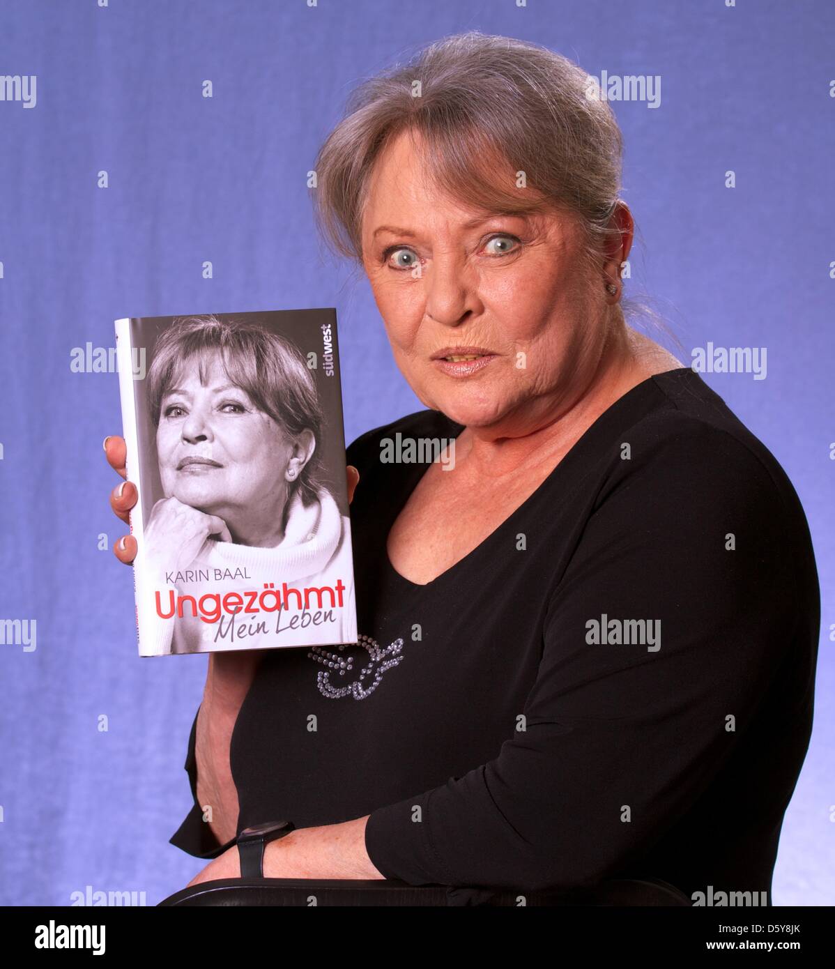 L'actrice allemande Karin Baal, pour le cinéma et le théâtre et de star dans les années 50 et 60 pose avec sa nouvelle autobiographie 'Untames - Ma vie' au spectacle Mittagsmagazin de la chaîne allemande ZDF à Mayence, Allemagne, 16 octobre 2012. Photo : Erwin Elsner Banque D'Images
