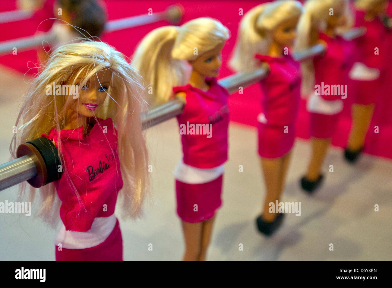 Le travail 'Pied' Barbie par artiste Chloé Ruchon est représentée dans  l'exposition 'C'est pas mon genre - sur les femmes (conception de la France)"  au Musée des Arts Appliqués de Francfort-sur-Main, Allemagne,