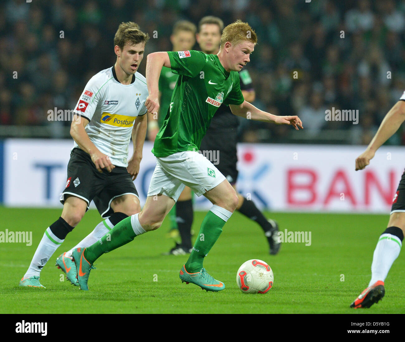 La Kevin de Bruyne (R) et de Moenchengladbach Havard Nordtveit rivalisent pour le ballon pendant le match de football de la Bundesliga entre le Werder Brême et le Borussia Moenchengladbach au stade Weser à Brême, Allemagne, le 20 octobre 2012. Photo : CARMEN JASPERSEN Banque D'Images