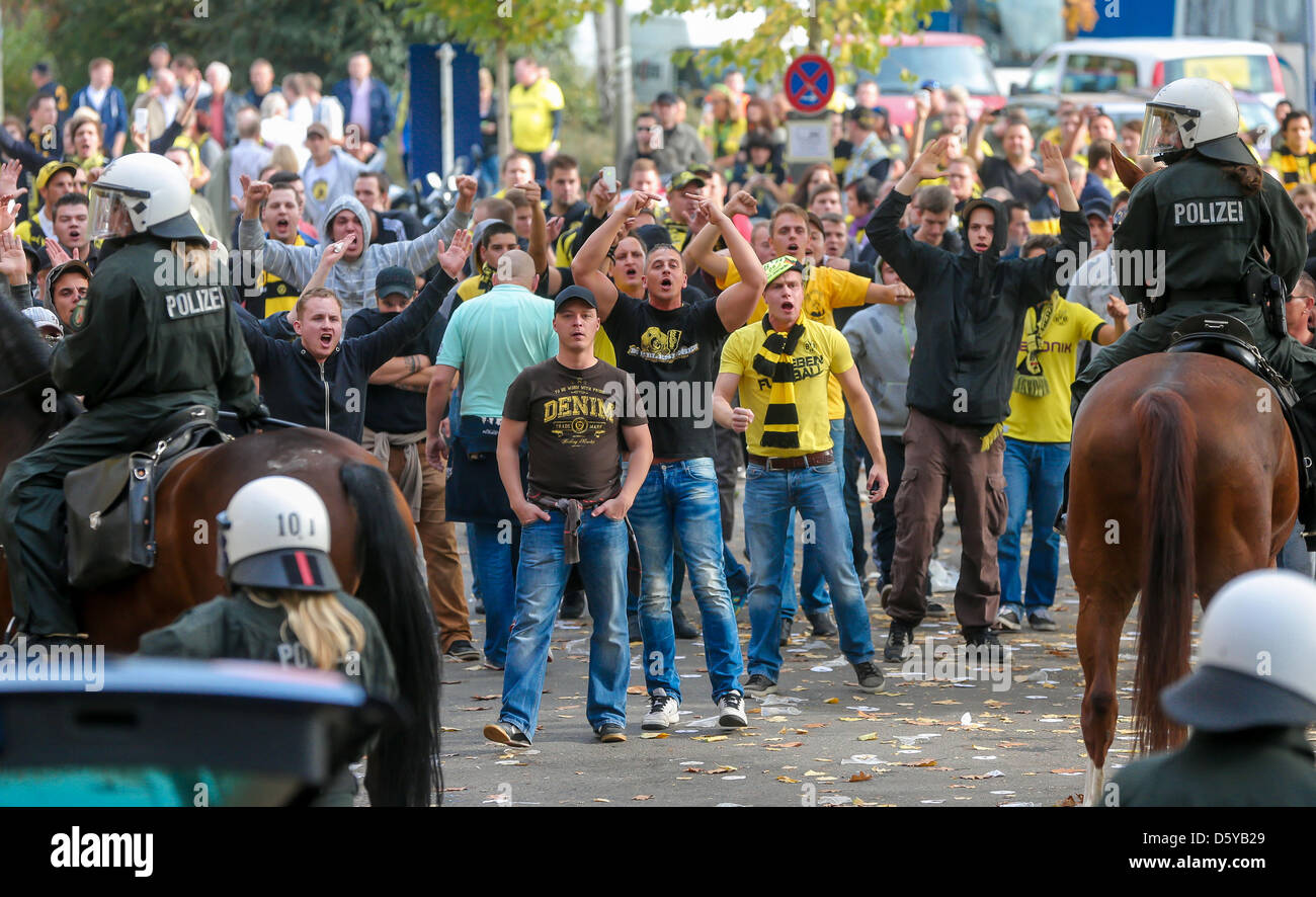 Fans de Borussia Dortmund affronter policiers avant le match de football Bundesliga Borussia Dortmuns entre et le FC Schalke 04 à Dortmund, en Allemagne, le 20 octobre 2012. Des centaines de supporters se sont soulevés avant et après le derby de football samedi. Certains fans ultra avait attaqué des policiers et bloqué les routes. Photo : Stephan Schuetze Banque D'Images