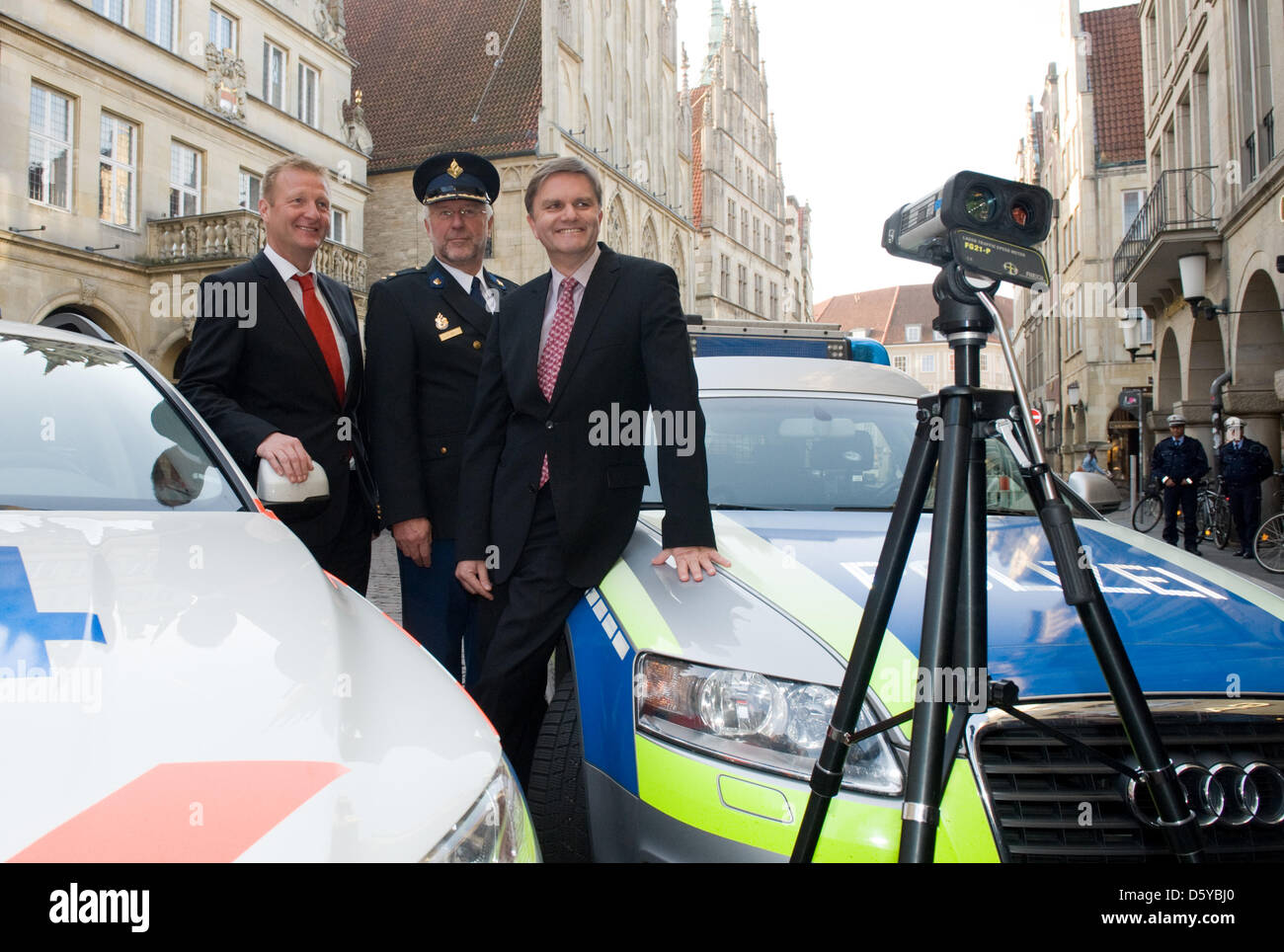 Rhénanie du Nord-Westphalie est ministre de l'intérieur, Ralf Jaeger (L), son collègue Uwe Schuenemann bas-saxon (R) et le directeur de la police de la circulation, Fokko néerlandais Klok, posent derrière un pistolet radar sur place Prinzipalmarkt Münster, Allemagne, 22 octobre 2012. Pour la première fois, les trois Etats ont entrepris une tâche commune, que l'on appelle "radar marathon' ('Blitzmarathon'). Photo : Ber Banque D'Images