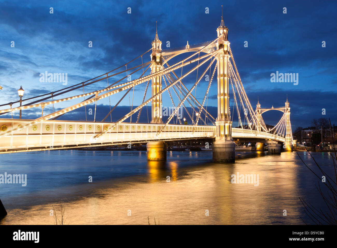 Albert Bridge sur la Tamise à partir de Battersea Park Banque D'Images