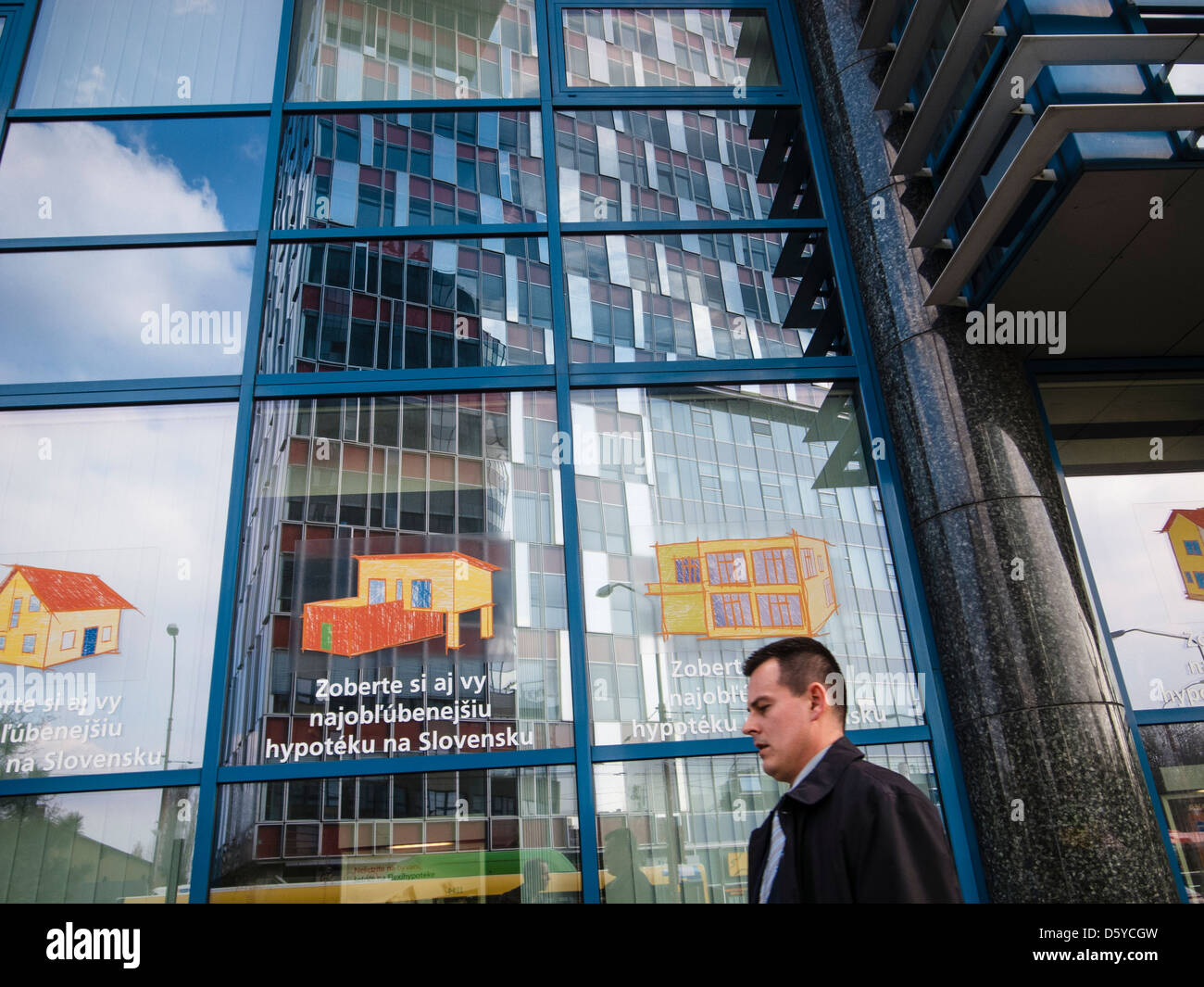 Reflet d'un gratte-ciel à la gare routière - Mlynske Nivy, Bratislava Banque D'Images