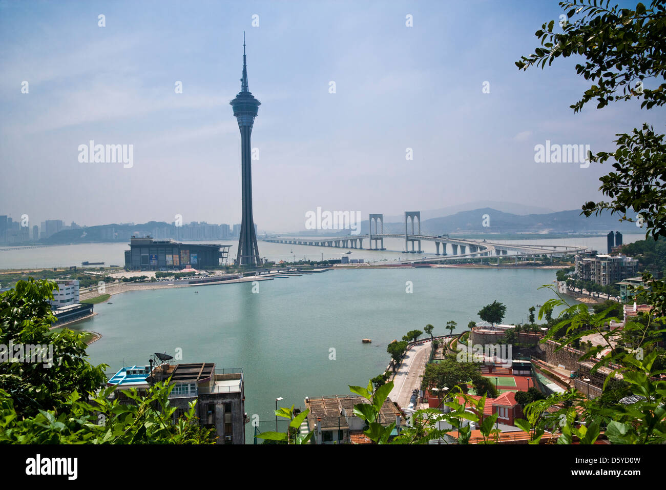 La Chine, Macao, belvédère sur la Colline de Penha avec vue sur le lac de Van Sai, la Tour de Macau et Sai Van Bridge Banque D'Images