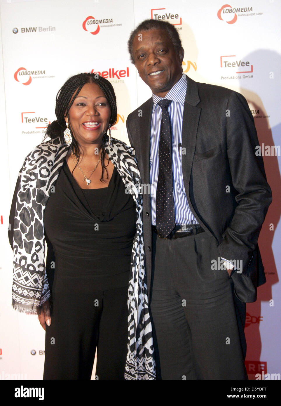 Liz Mitchell chanteur jamaïcain et mari Thomas arrivent pour le parti d'afficher après l'émission de télévision 'Bienvenue à Carmen Nebel' au 'Maritim Hotel' à Berlin, Allemagne, 24 mars 2012. Photo : XAMAX Banque D'Images