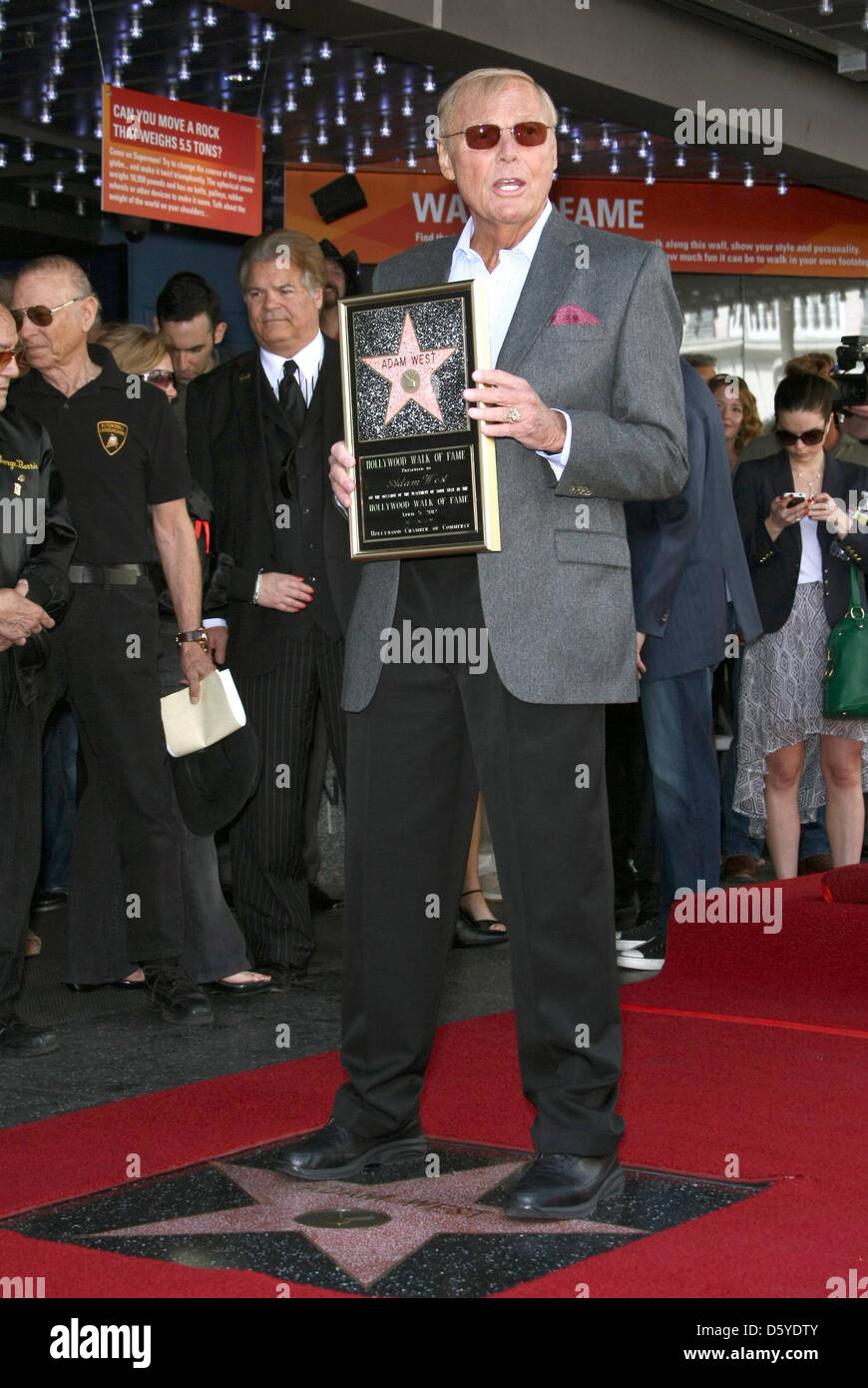 L'acteur américain Adam West pose pose avec son étoile sur le Hollywood Walk of Fame au cours de sa cérémonie d'étoiles sur le Hollywood Walk of Fame à Hollywood, Californie, USA, 05 avril 2012. À l'Ouest a reçu le 2,468ème étoile sur le Hollywood Walk of Fame dans la catégorie télévision. Photo : Hubert Boesl Banque D'Images