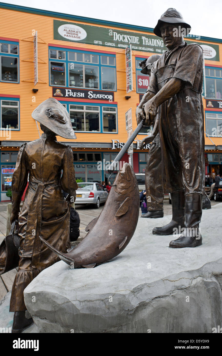 Monument hommage aux pionniers titre 'The Rock' 2010 par l'artiste David Rubin. Port de Ketchikan. De l'Alaska. USA Banque D'Images