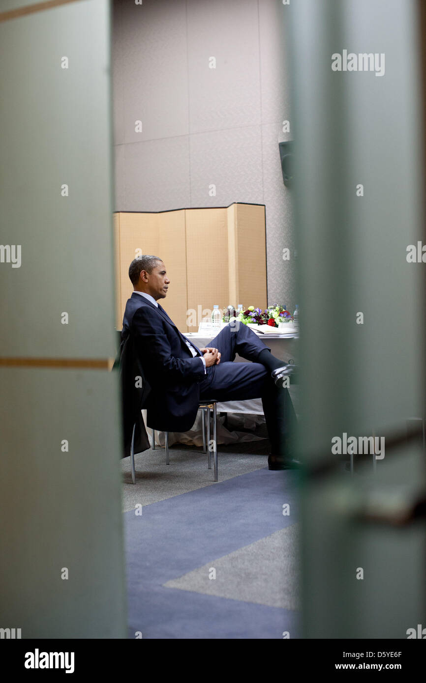 Le président des États-Unis Barack Obama parle avec le conseiller pour la sécurité nationale, Tom Donilon, au cours d'une pause dans le sommet sur la sécurité nucléaire au centre COEX à Séoul, République de Corée, le 27 mars 2012. Crédit obligatoire . : Pete Souza - White House via CNP Banque D'Images