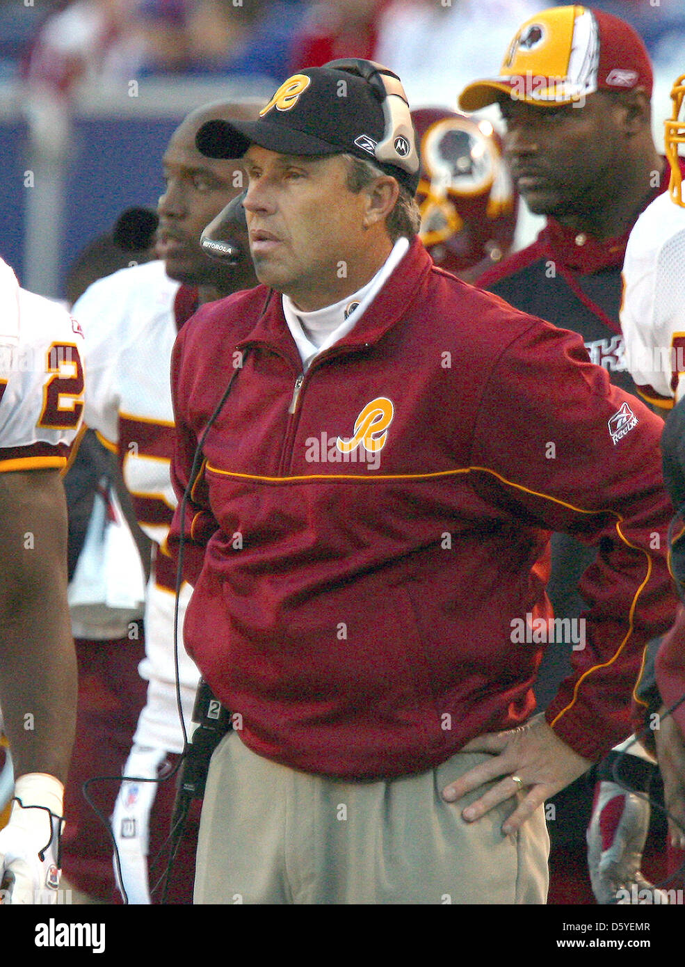 Redskins de Washington coordonnateur défensif Gregg Williams montres l'action à partir de l'écart dans le match contre les Giants de New York au Giants Stadium à East Rutherford, New Jersey, USA, 30 novembre 2005. Les Redskins ont perdu le match 36 - 0. Le 21 mars 2012, Williams a reconnu être impliqué avec paiement de primes pour blessant des adversaires tout en agissant comme coordonnateur défensif Banque D'Images