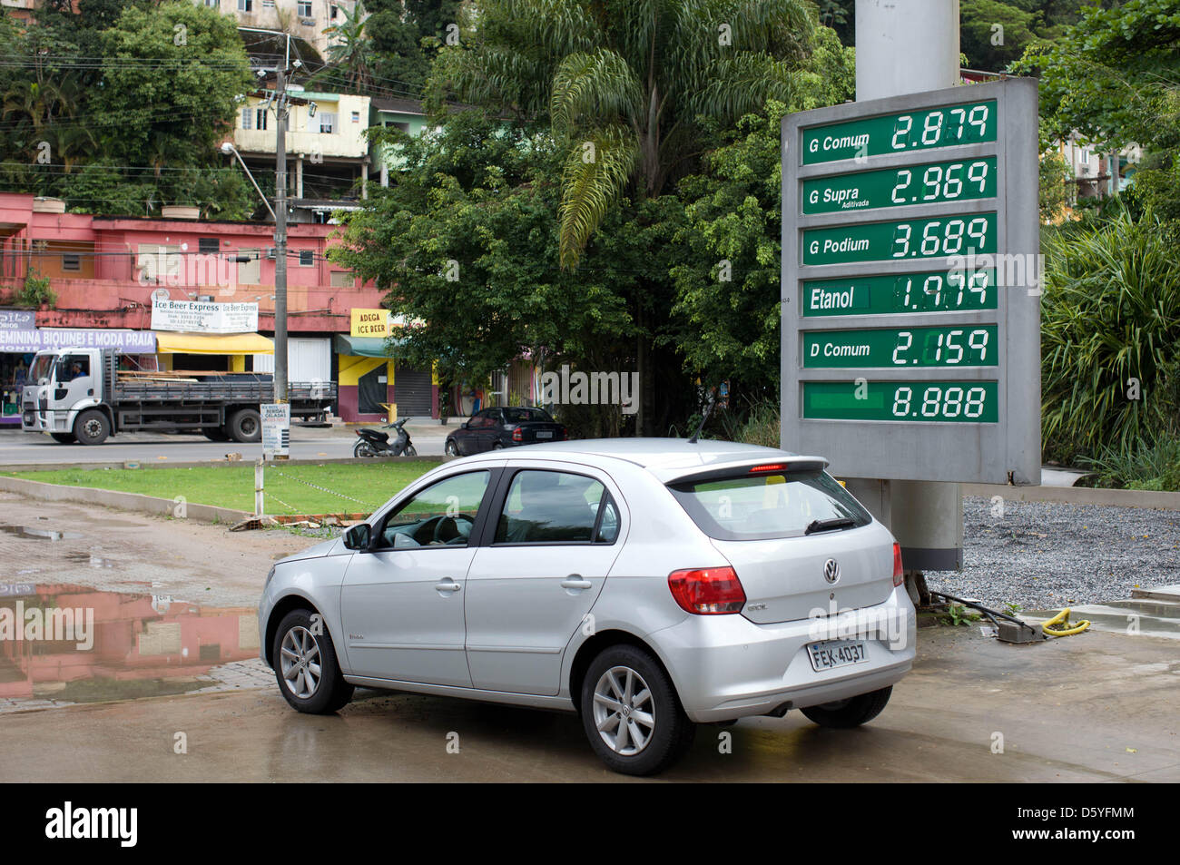 Document - un document Volkswagen photo datée du 23 octobre 2012 montre une Volkswagen Passat devant un panneau où le prix de l'éthanol à une station service à Guaruja, Brésil. Photo : Friso Gentsch / Volkswagen / HNADOUT /( USAGE ÉDITORIAL SEULEMENT / CRÉDIT OBLIGATOIRE Banque D'Images