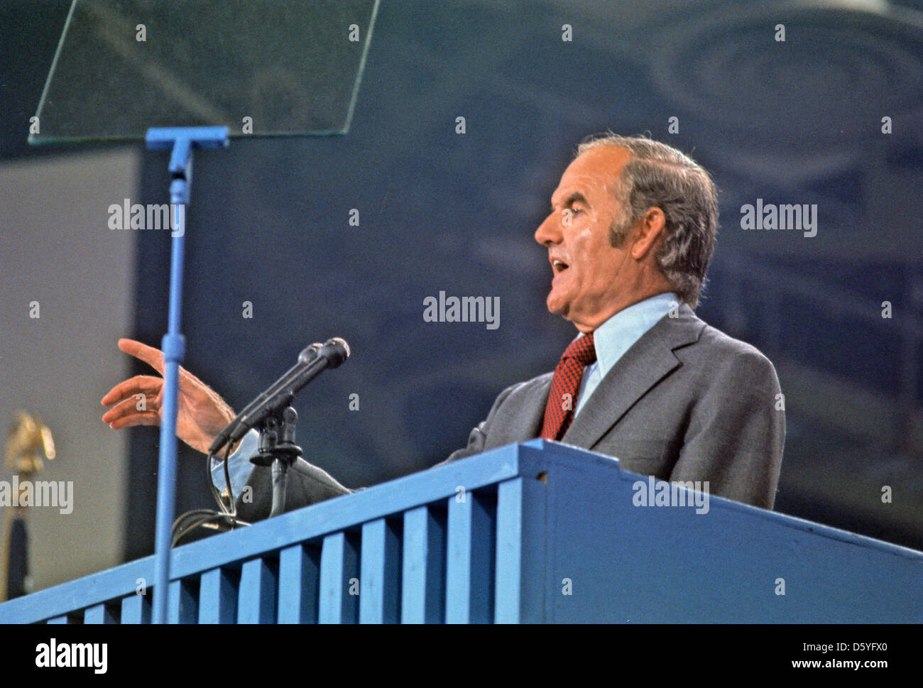 Sénateur des États-Unis, George McGovern (démocrate du Dakota du Sud) accepte la 1972 Parti démocratique en vue de la désignation du président des États-Unis à la convention du parti au centre des congrès de Miami Beach à Miami, Floride le Jeudi, Juillet 13, 1972..Credit : Arnie Sachs / CNP Banque D'Images