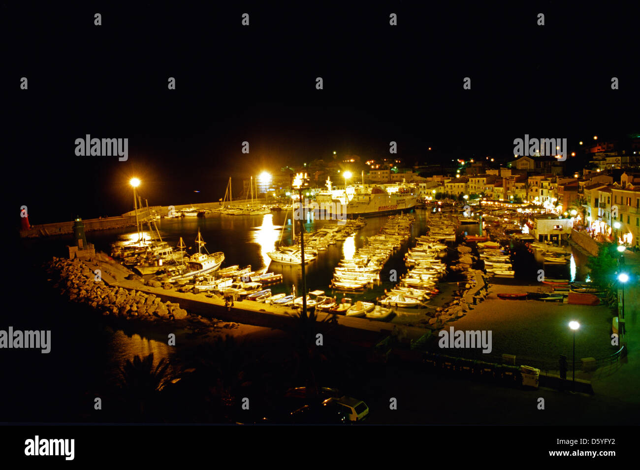 La vision nocturne de l'île de Giglio, en Toscane, Mer Méditerranée, Italie Banque D'Images