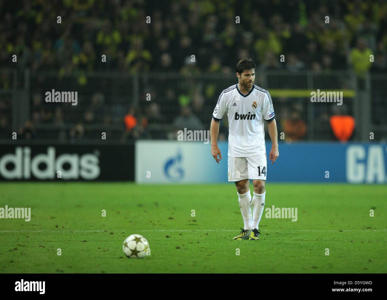 Madrid Xabi Alonso réagit au cours de la Ligue des Champions du groupe D match de foot entre Borussia Dortmund et le Real Madrid au stade de BVB Dortmund à Dortmund, en Allemagne, le 24 octobre 2012. Photo : afp/Vennenbernd Rolf Banque D'Images