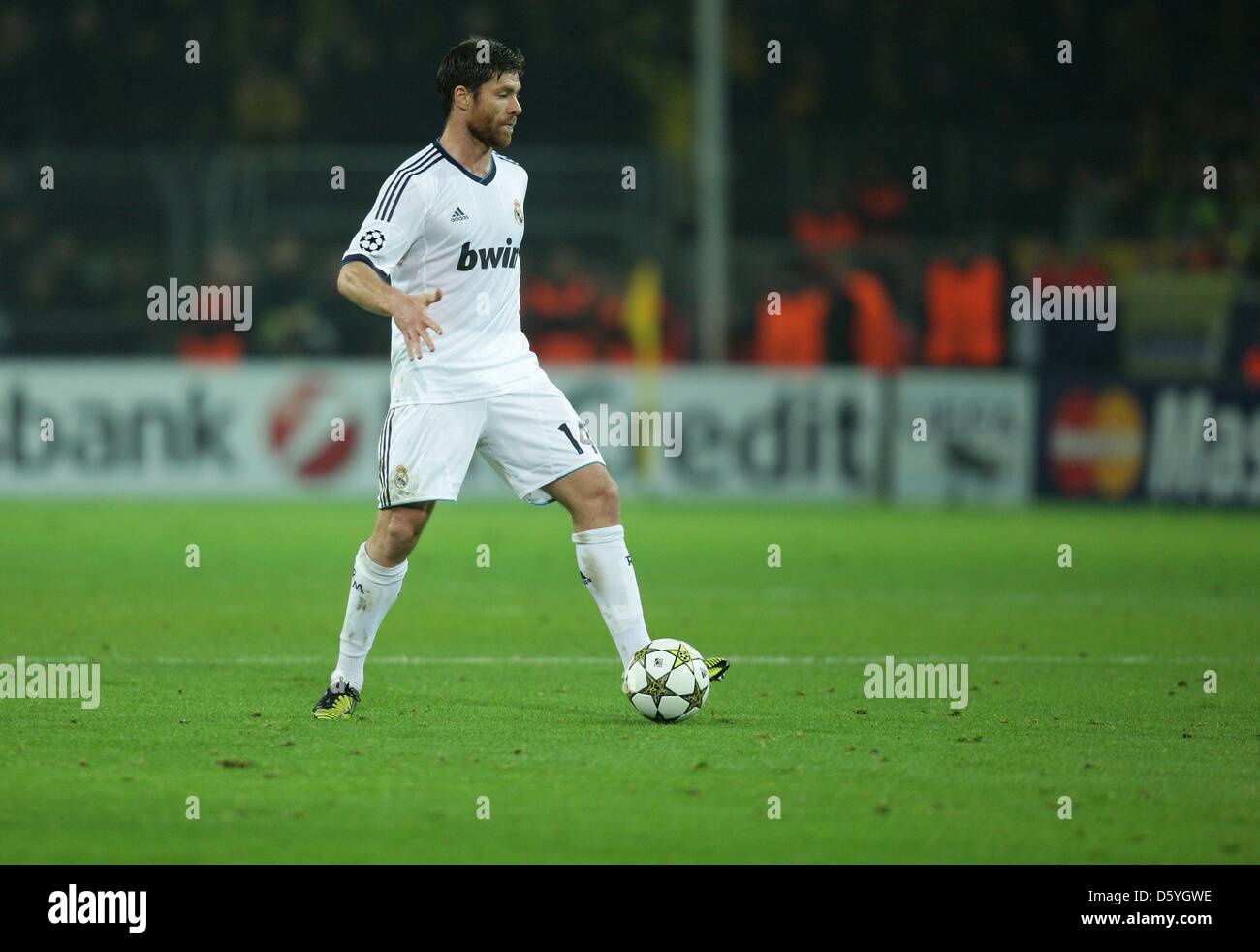 Xabi Alonso de Madrid en action lors de la Ligue des Champions du groupe D match de foot entre Borussia Dortmund et le Real Madrid au stade de BVB Dortmund à Dortmund, en Allemagne, le 24 octobre 2012. Photo : afp/Vennenbernd Rolf Banque D'Images