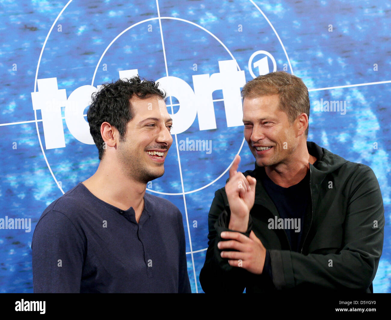 Til Schweiger acteurs (R) et Fahrin Yardim pose devant l'appareil photo en face d'un logo de la série crime télévision allemande 'Tatort" (scène de crime) lors d'un photocall du radiodiffuseur Norddeutscher Rundfunk (NDR) lieu à un hôtel à Hambourg, Allemagne, 25 octobre 2012. Photo : Christian Charisius Banque D'Images