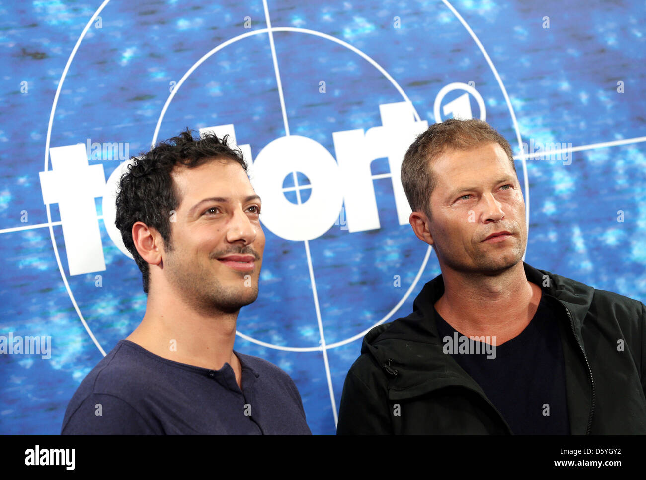 Til Schweiger acteurs (R) et Fahrin Yardim pose devant l'appareil photo en face d'un logo de la série crime télévision allemande 'Tatort" (scène de crime) lors d'un photocall du radiodiffuseur Norddeutscher Rundfunk (NDR) lieu à un hôtel à Hambourg, Allemagne, 25 octobre 2012. Photo : Christian Charisius Banque D'Images