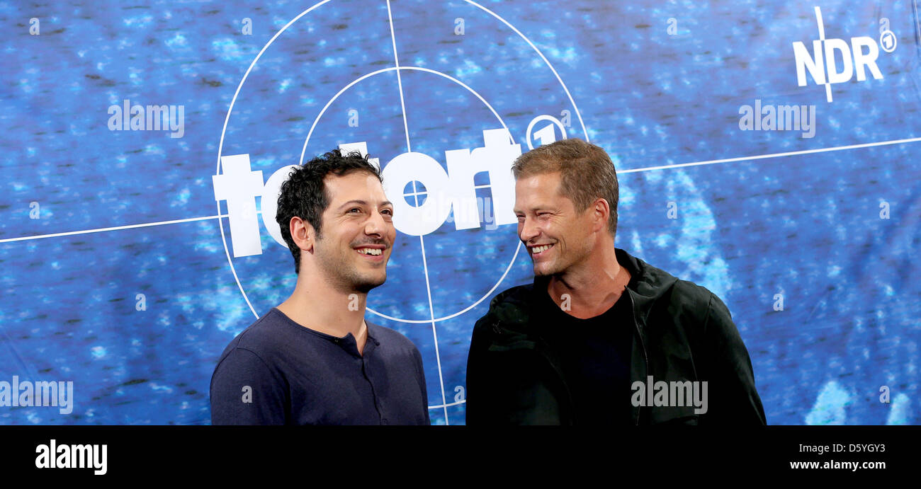 Til Schweiger acteurs (R) et Fahrin Yardim pose devant l'appareil photo en face d'un logo de la série crime télévision allemande 'Tatort" (scène de crime) lors d'un photocall du radiodiffuseur Norddeutscher Rundfunk (NDR) lieu à un hôtel à Hambourg, Allemagne, 25 octobre 2012. Photo : Christian Charisius Banque D'Images