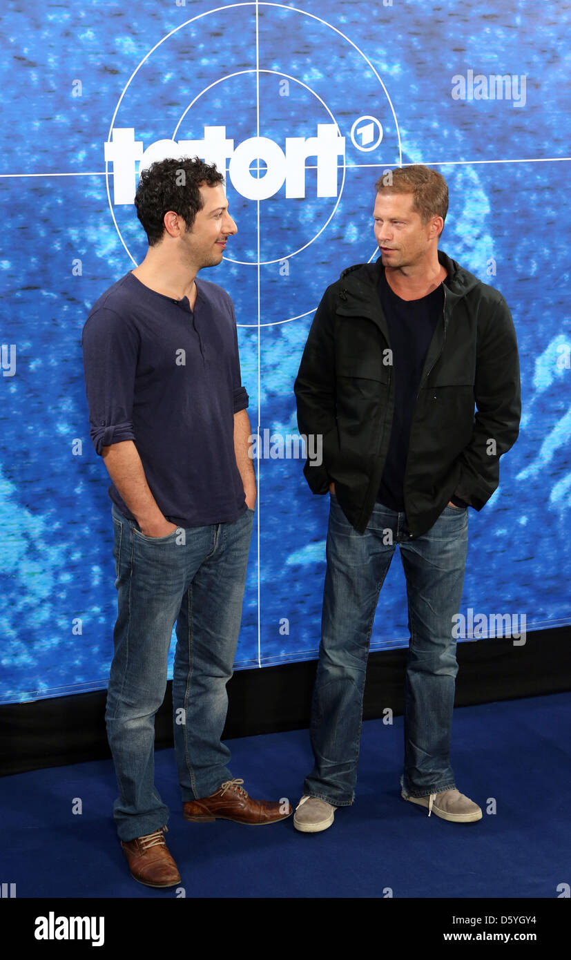 Til Schweiger acteurs (R) et Fahrin Yardim pose devant l'appareil photo en face d'un logo de la série crime télévision allemande 'Tatort" (scène de crime) lors d'un photocall du radiodiffuseur Norddeutscher Rundfunk (NDR) lieu à un hôtel à Hambourg, Allemagne, 25 octobre 2012. Photo : Christian Charisius Banque D'Images