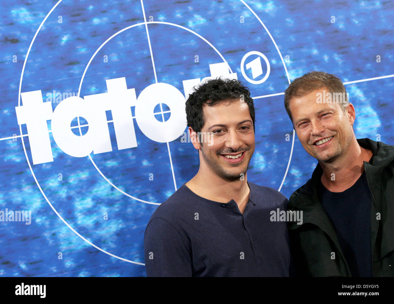 Til Schweiger acteurs (R) et Fahrin Yardim pose devant l'appareil photo en face d'un logo de la série crime télévision allemande 'Tatort" (scène de crime) lors d'un photocall du radiodiffuseur Norddeutscher Rundfunk (NDR) lieu à un hôtel à Hambourg, Allemagne, 25 octobre 2012. Photo : Christian Charisius Banque D'Images