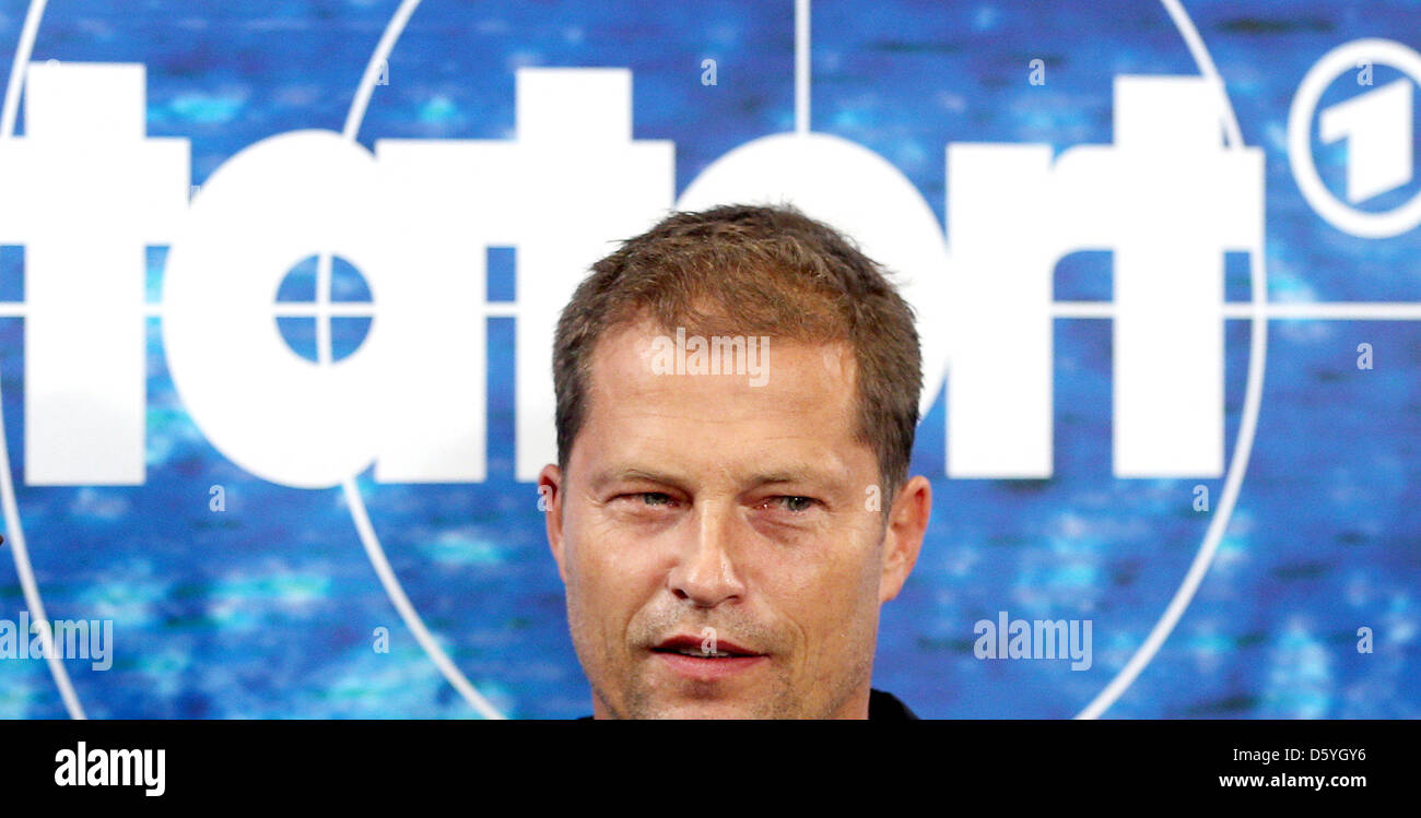 Til Schweiger acteur pose pour la caméra en face d'un logo de la série crime télévision allemande 'Tatort" (scène de crime) lors d'un photocall du radiodiffuseur Norddeutscher Rundfunk (NDR) lieu à un hôtel à Hambourg, Allemagne, 25 octobre 2012. Photo : CHRISTIAN CHARISIUS Banque D'Images