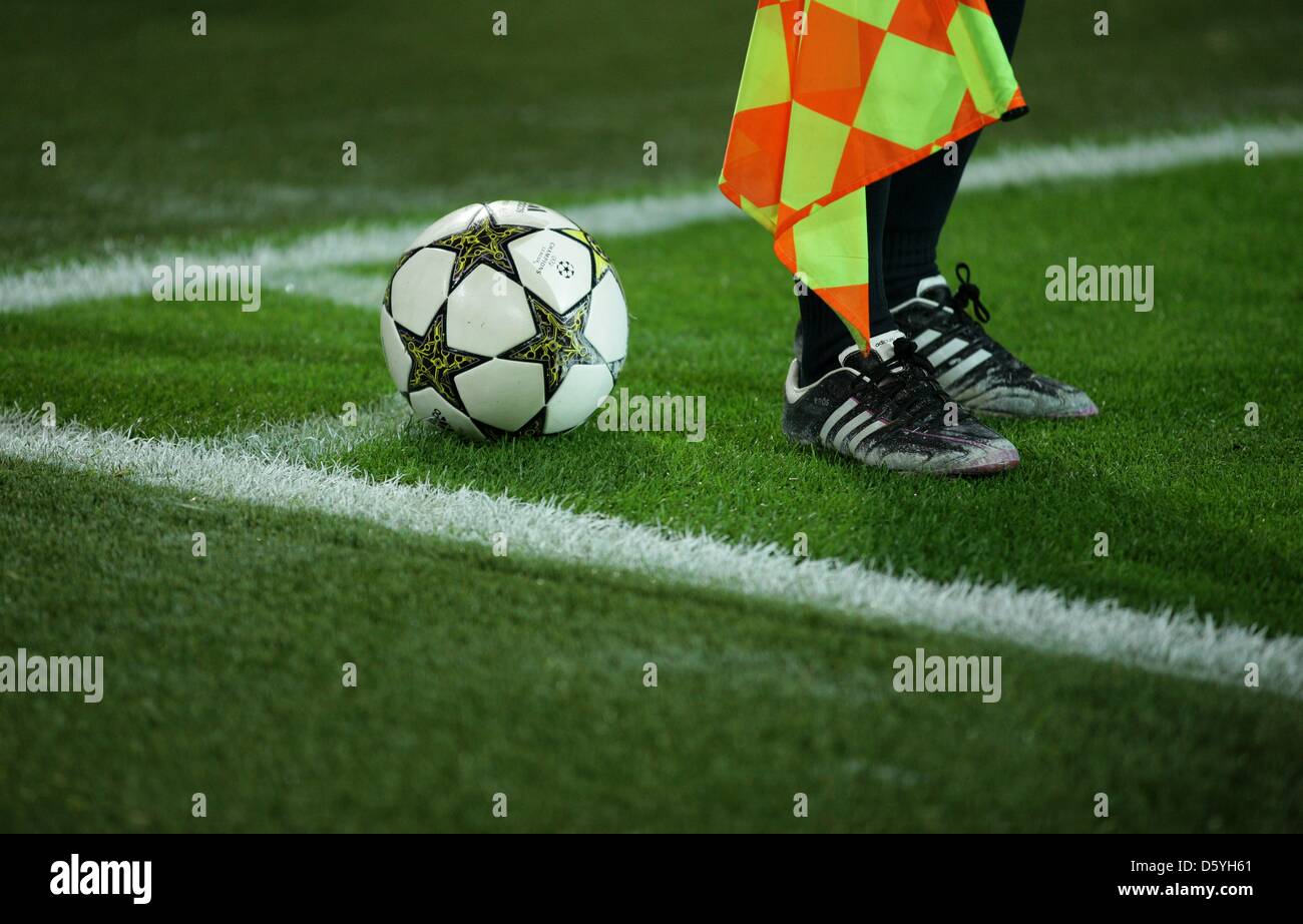 Ballon de match officiel est visible pendant la Ligue des Champions du groupe D match de foot entre Borussia Dortmund et le Real Madrid au stade de BVB Dortmund à Dortmund, en Allemagne, le 24 octobre 2012. Photo : afp/Vennenbernd Rolf Banque D'Images