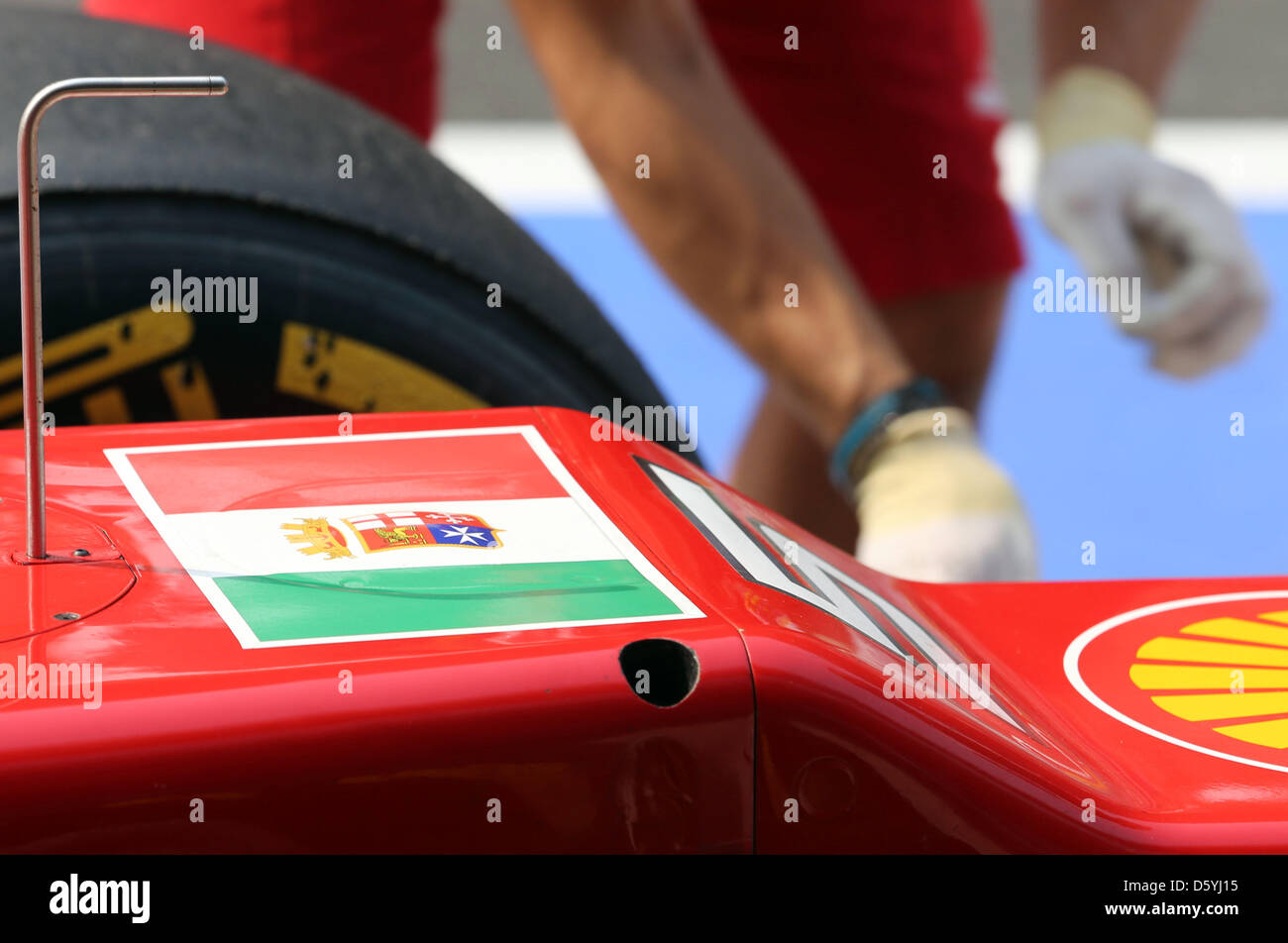 Le drapeau de la marine italienne est vu sur la voiture de course de Formule 1 espagnol Fernando Alonso pilote de Ferrari au cours de la troisième session d'essais à la piste de course sur le Circuit International de Buddh, une plus grande Noida, Inde, 27 octobre 2012. Le Grand Prix de Formule 1 de l'Inde aura lieu le 28 octobre 2012. Photo : Jens Buettner/dpa  + + +(c) afp - Bildfunk + + + Banque D'Images