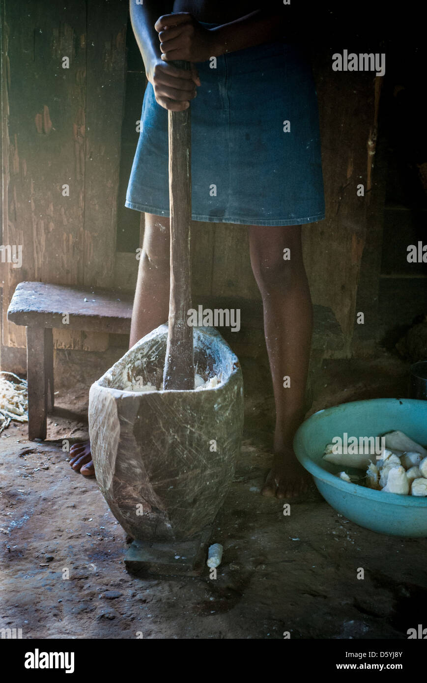 Battre pour faire de la farine de manioc au Cameroun Afrique Banque D'Images