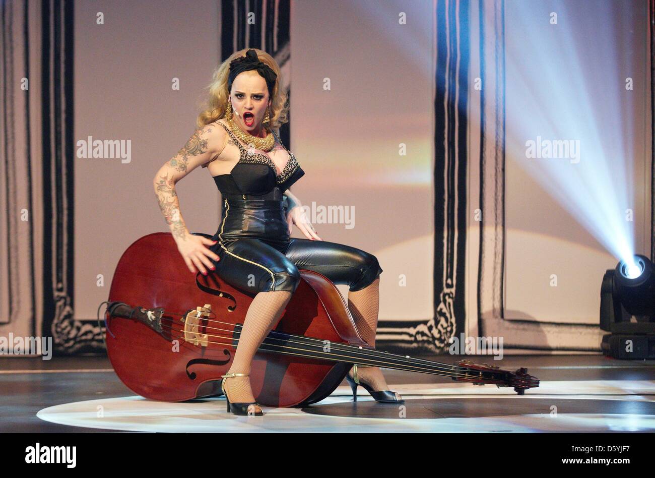 Le Sinderellas' Belle la Donna pose lors d'un photocall pour leur spectacle burlesque 'Secrets et péchés' dans Hamburgg à Gruenspan, Allemagne, 27 octobre 2012. Photo : GEORG WENDT Banque D'Images