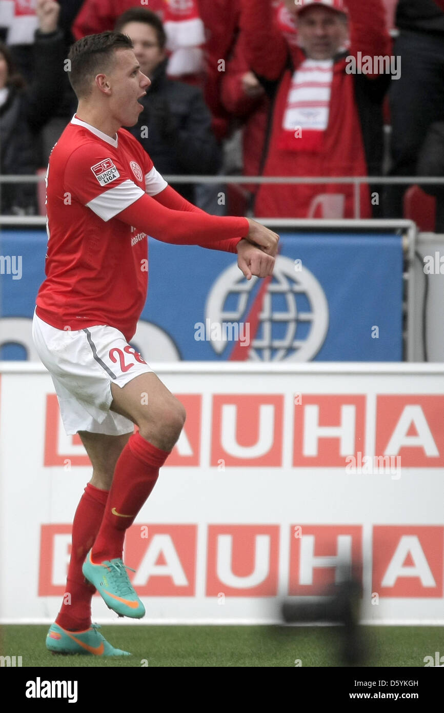 Mainz' Adam Szalai célèbre après le match de football Bundesliga 1. FSV Mainz 05 vs 1899 Hoffenheim à la Coface Arena à Mainz, Allemagne, 27 octobre 2012. Mayence a gagné 3:0. Photo : Fredrik von Erichsen Banque D'Images