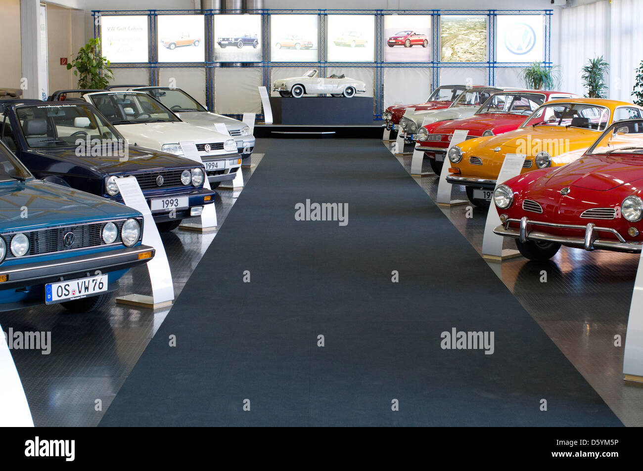 Vintage et véhicules historiques sont sur l'affichage à l'automobile collection de constructeur de voitures allemand Volkwagen (VW) à Osnabrück, Allemagne, le 19 septembre 2012. Photo : Friso Gentsch Banque D'Images