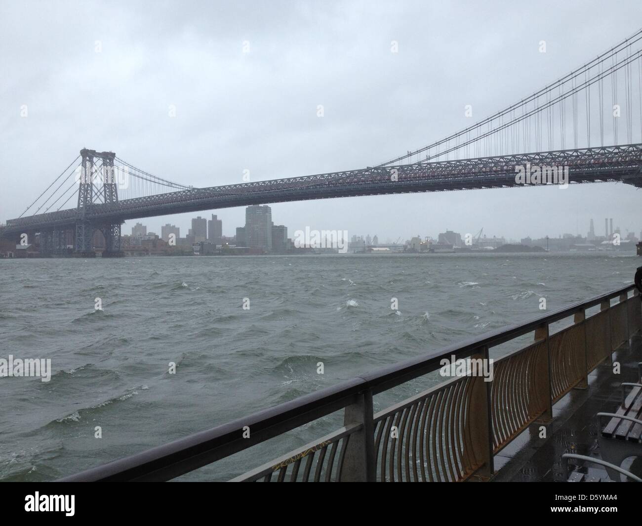 Les rives de l'East River sur l'Upper East Side sont inondés à New York, États-Unis, 29 octobre 2012. Les routes de New York autour de Manhattan ont été complètement inondés que l'ouragan Sandy a frappé la côte est des États-Unis. Photo : Chris Melzer Banque D'Images