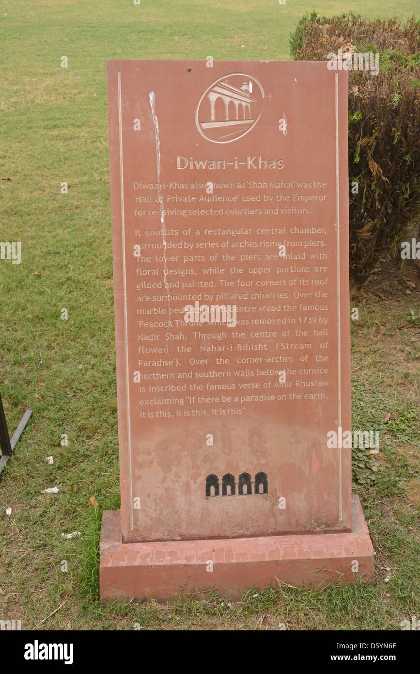 Une dalle de pierre donnant une description du Diwan-i-Kha ou Shah Mahal dans le domaine du fort Rouge à Old Delhi, Inde Banque D'Images