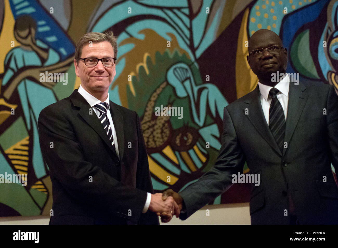 Außenminister Guido Westerwelle (FDP, l) wird am 31.10.2012 auf dem Flughafen à Dakar Sénégal von dem im Verteidigungsminister Außenminister Mitarbeiter und der Republik Sénégal, Augustin erwartet à dents. Westerwelle hält sich zu einem Besuch dreitägigen in Afrika auf. Foto : Michael Kappeler/dpa Banque D'Images