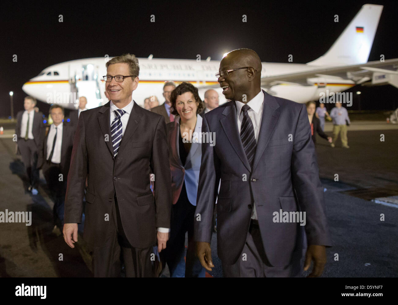 Außenminister Guido Westerwelle (FDP, l) wird am 31.10.2012 auf dem Flughafen à Dakar Sénégal von dem im Verteidigungsminister Außenminister Mitarbeiter und der Republik Sénégal, Augustin erwartet à dents. Westerwelle hält sich zu einem Besuch dreitägigen in Afrika auf. Foto : Michael Kappeler/dpa Banque D'Images