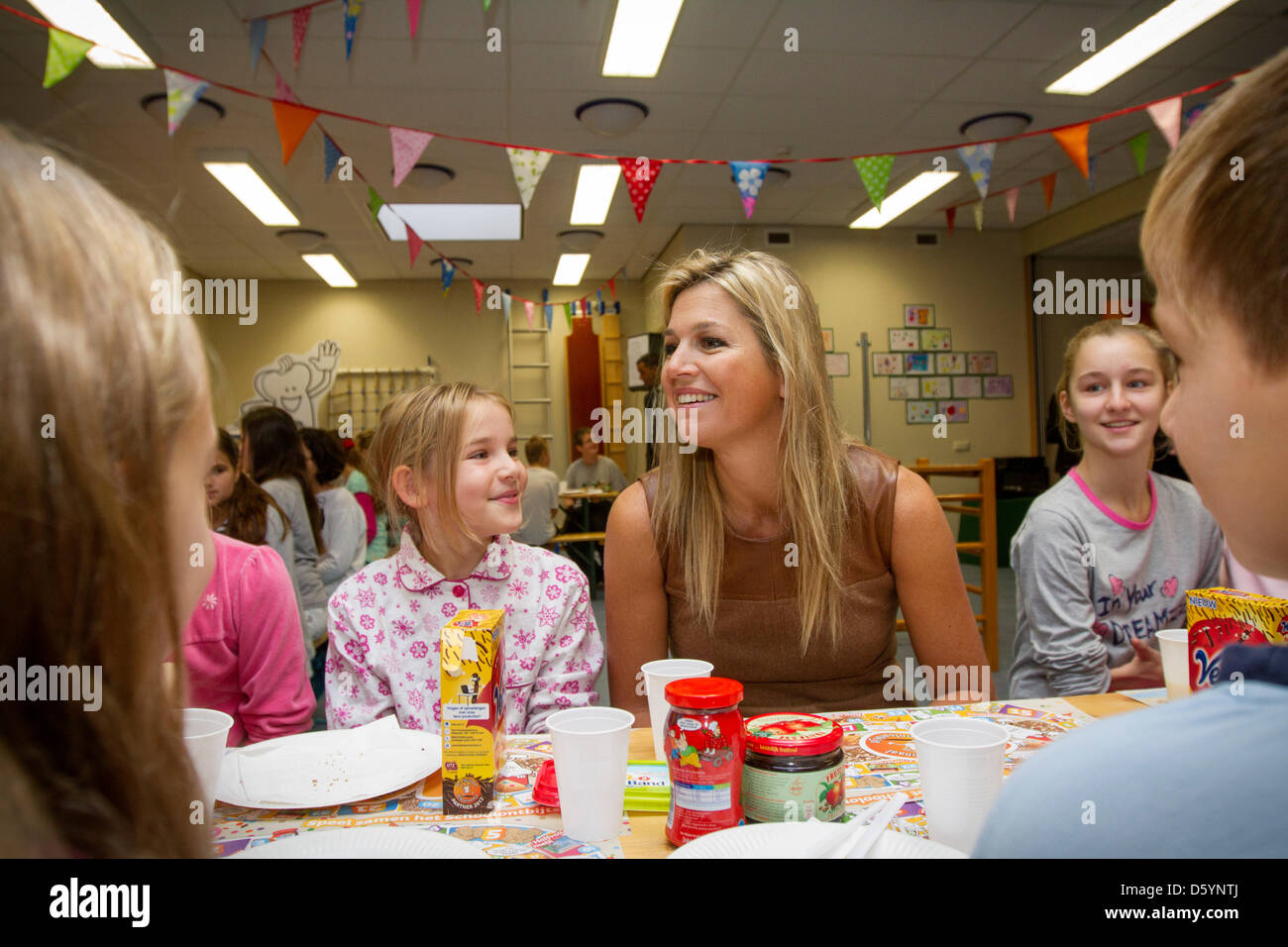 La princesse maxima des Pays-Bas assiste à l'école nationale petit-déjeuner à l'école de Zonnewijzer à Leidschendam, Pays-Bas, 01 novembre 2012. L'École nationale petit-déjeuner veut apprendre aux enfants l'importance d'un bon petit déjeuner. Photo : Patrick van Katwijk Pays-bas OUT Banque D'Images