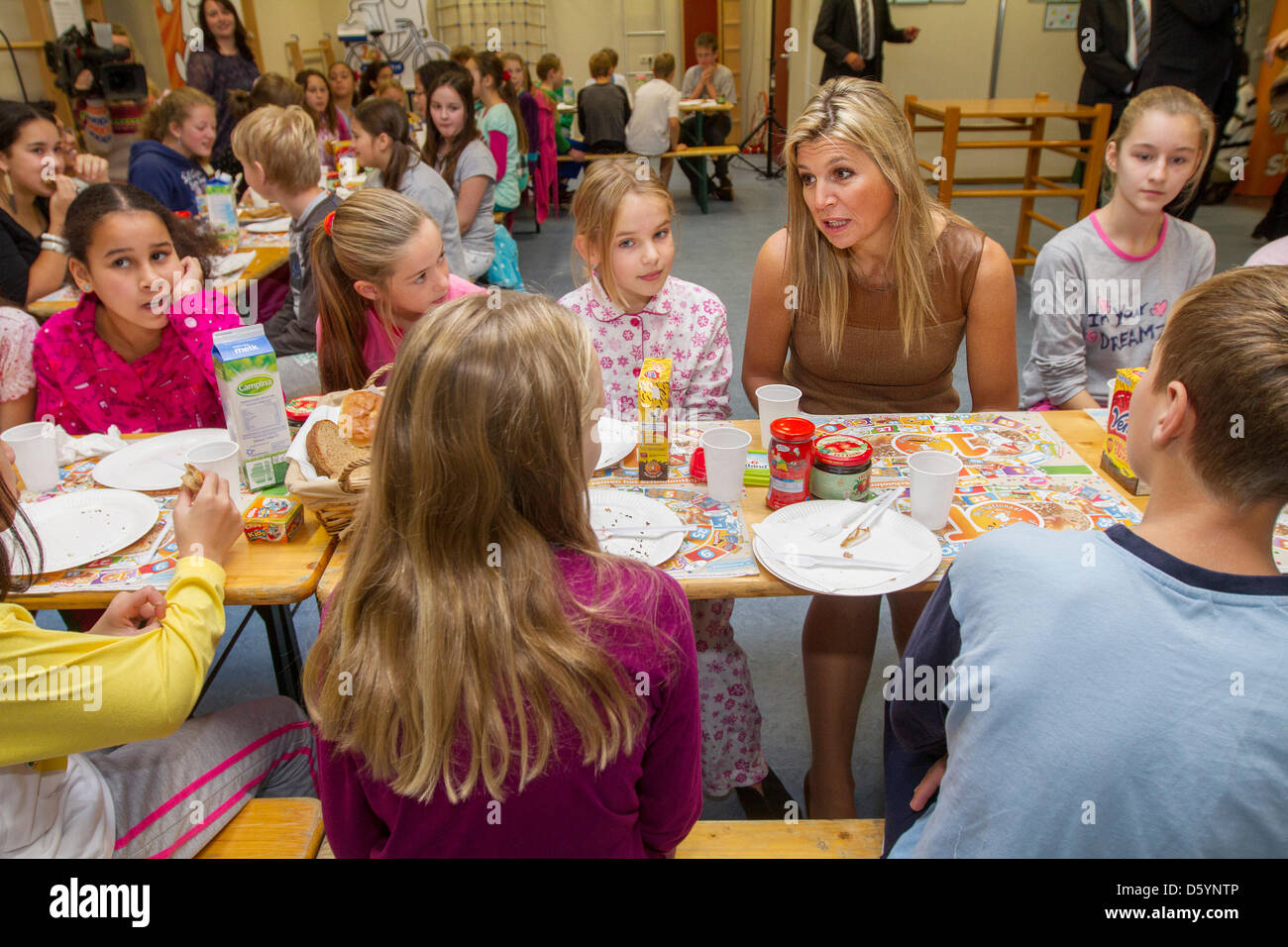 La princesse maxima des Pays-Bas assiste à l'école nationale petit-déjeuner à l'école de Zonnewijzer à Leidschendam, Pays-Bas, 01 novembre 2012. L'École nationale petit-déjeuner veut apprendre aux enfants l'importance d'un bon petit déjeuner. Photo : Patrick van Katwijk Pays-bas OUT Banque D'Images