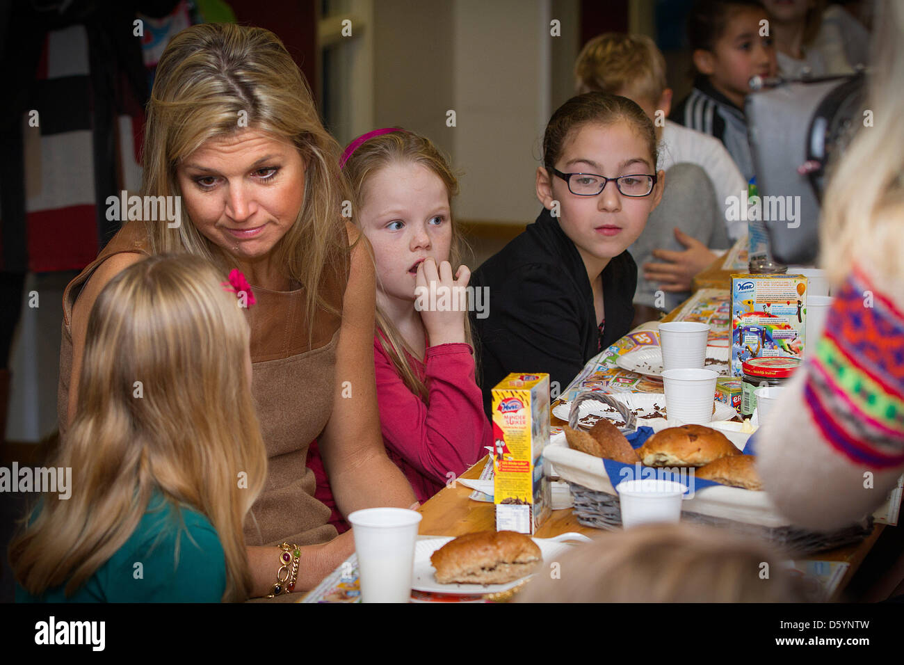 La princesse maxima des Pays-Bas assiste à l'école nationale petit-déjeuner à l'école de Zonnewijzer à Leidschendam, Pays-Bas, 01 novembre 2012. L'École nationale petit-déjeuner veut apprendre aux enfants l'importance d'un bon petit déjeuner. Photo : Patrick van Katwijk Pays-bas OUT Banque D'Images