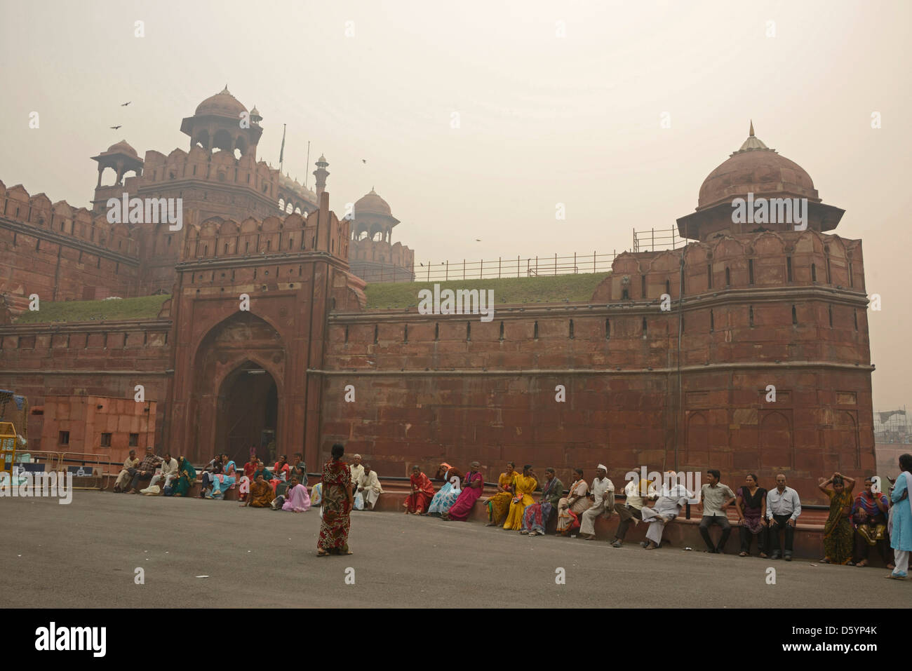 Un épais smog persiste au-dessus de la porte de Lahore, au fort Rouge, dans le Vieux Delhi, en Inde.Le smog a été causé par les agriculteurs de l'État du Punjab qui brûlent de la paille dans leur f Banque D'Images