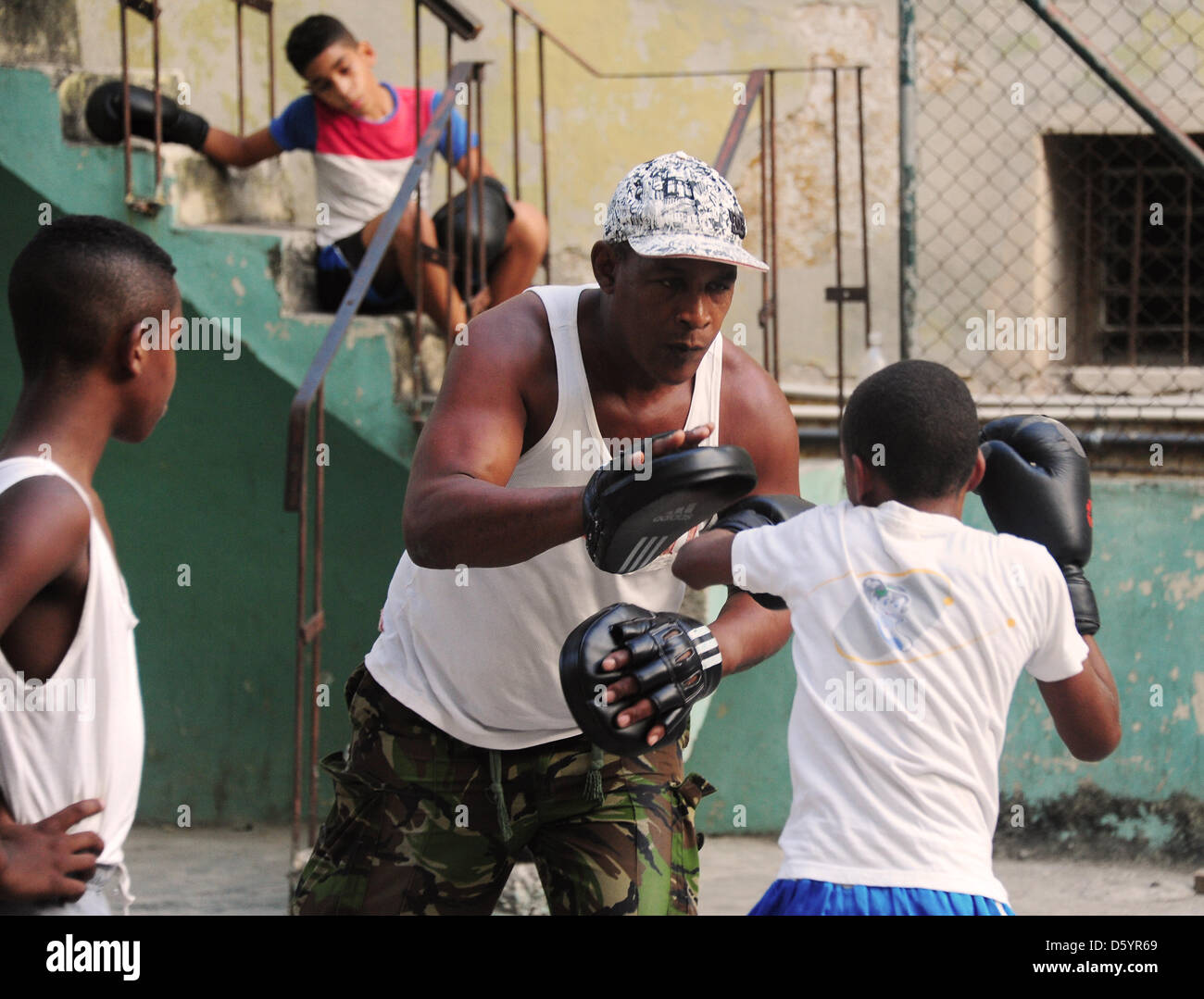 Alberto Gonzales Coach pratiques avec un de ses élèves à l'état Cubain 'école de boxe de Boxeo Gimnasio Rafael Trejo' à la Havane, Cuba, 28 mars 2012. Photo : Marco Hadem Banque D'Images